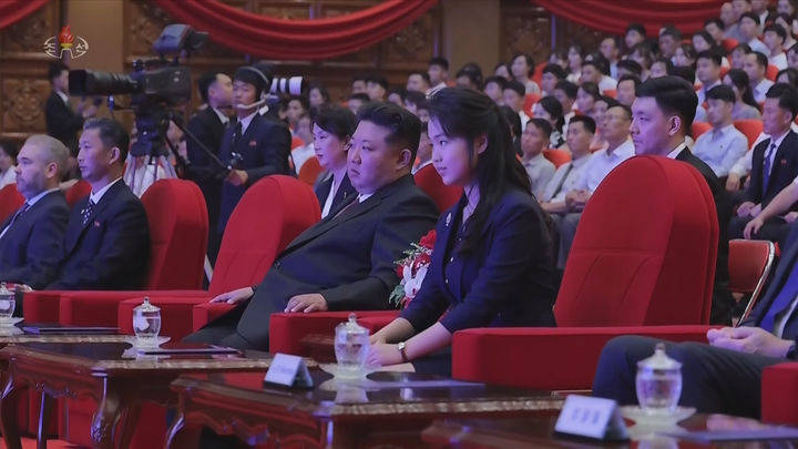 12岁朝鲜第一千金出席纪念活动！穿收腰皮风衣太帅，个子赶上老爸