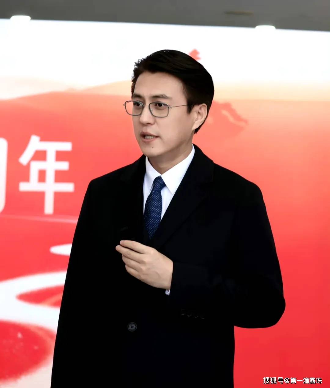 中戏75周年校庆：佟丽娅表白母校，靳东妥妥C位，易烊千玺补办毕业典礼