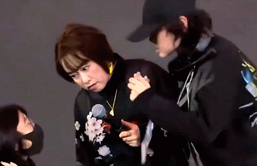 老胡为日本女歌手鸣不平，认为把演员轰下台不尊重，到底是理智还是拎不清？