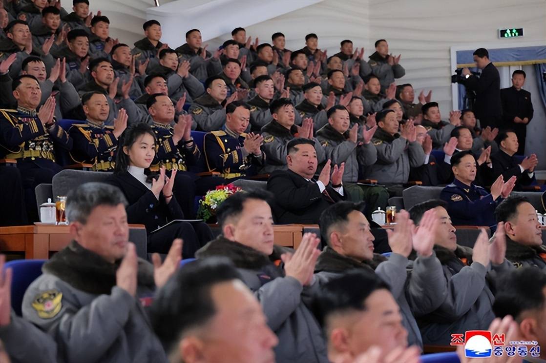 12岁朝鲜第一千金出席纪念活动！穿收腰皮风衣太帅，个子赶上老爸