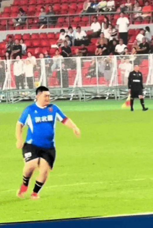 考古 | 赵本山妻子罕见公开现身，气质优雅五官美艳，俩人爱情太感人！