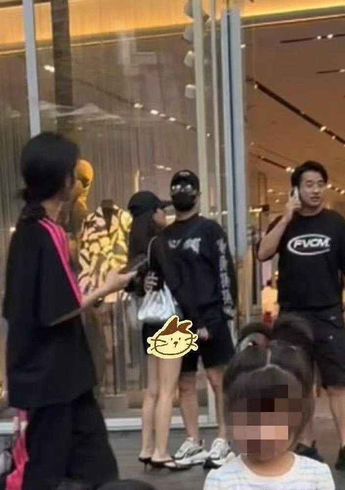 森林北疑现身汪峰天津演唱会，坐在V1区，没跟男友嗨却在刷手机