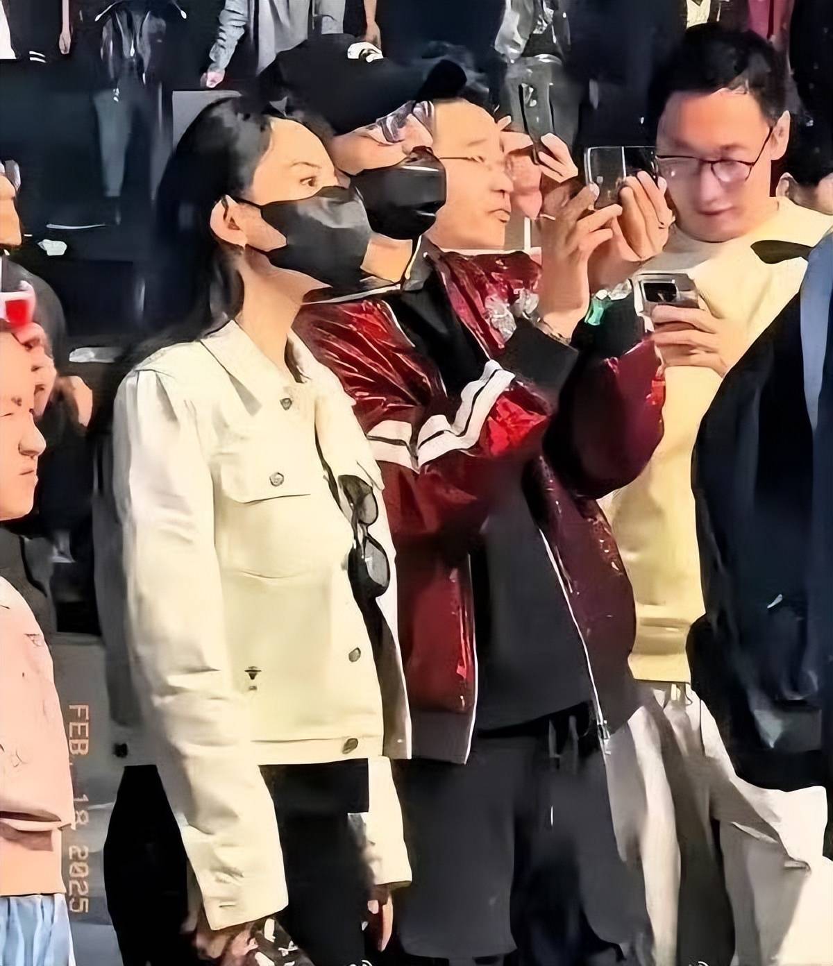 森林北疑现身汪峰天津演唱会，坐在V1区，没跟男友嗨却在刷手机