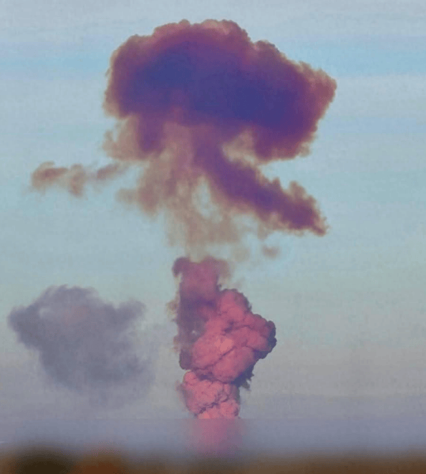 俄罗斯核导弹发射场,一夜间被夷为平地,爆炸惨状被西方卫星拍到!