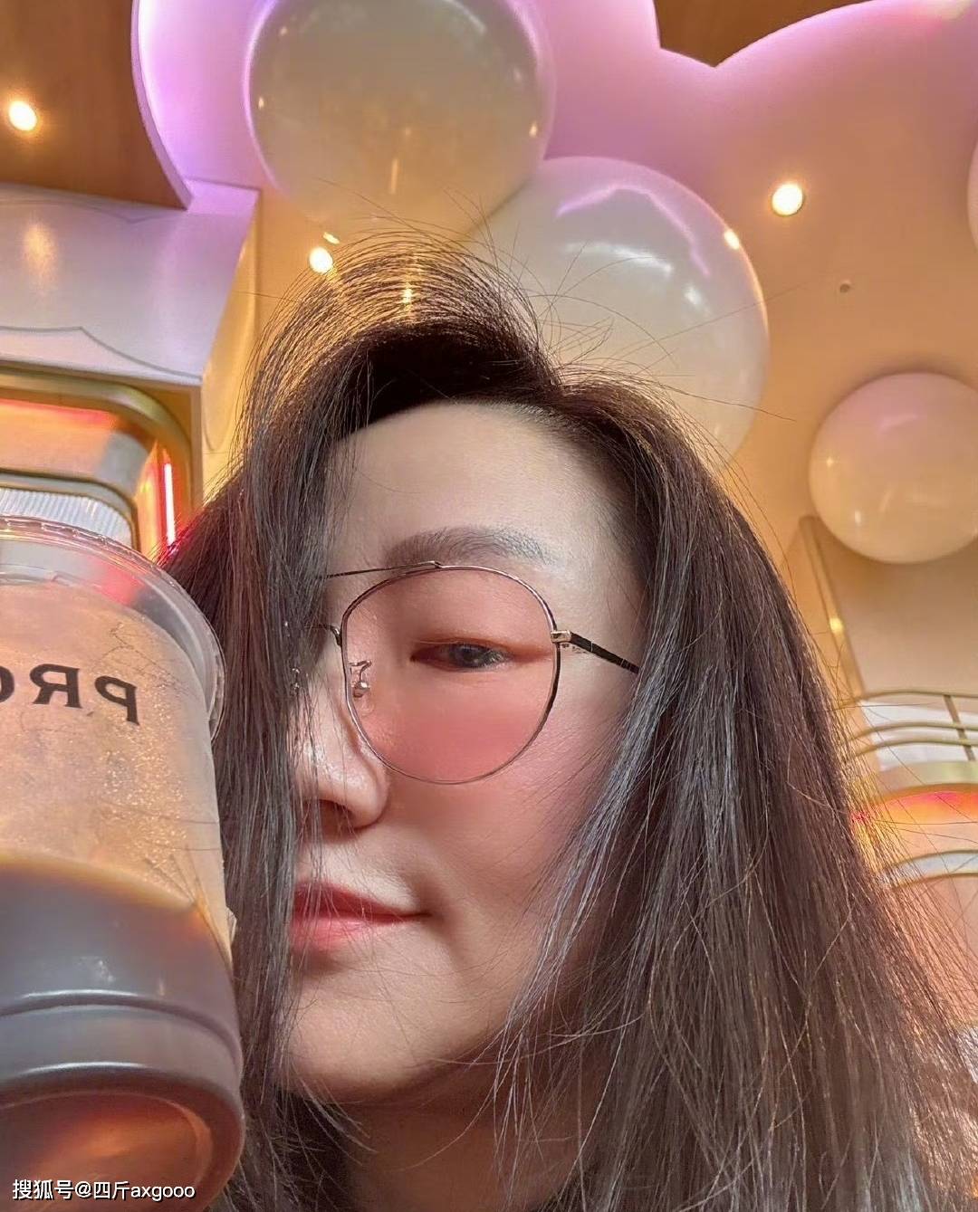 男女不分！陶晶莹带女儿参加婚礼，被误认成儿子，神似网红郭有才