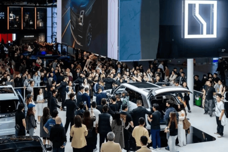 在疯狂华体会- 华体会体育官网- 体育APP下载卷技术的新能源时代极氪让我们感受到了久违的浪漫