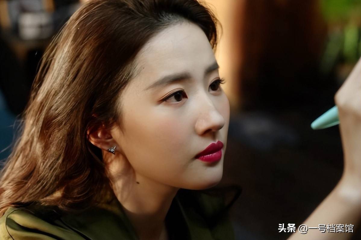 一场香港大火,让大家看清了38岁刘亦菲的“真面目” 赵立坚说对了