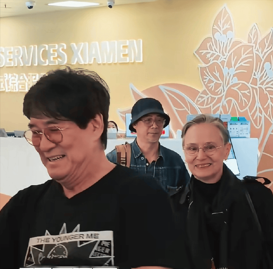 周华健带国外老婆回潮汕！一家3口同框祭祖，65岁妻子满头银发，与当地老乡互动好欢乐！