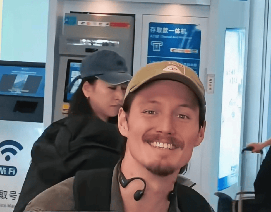 周华健带国外老婆回潮汕！一家3口同框祭祖，65岁妻子满头银发，与当地老乡互动好欢乐！