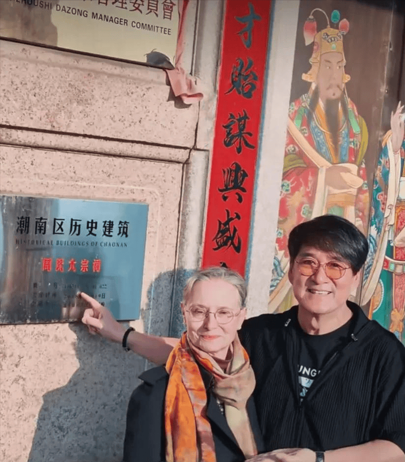 周华健带国外老婆回潮汕！一家3口同框祭祖，65岁妻子满头银发，与当地老乡互动好欢乐！