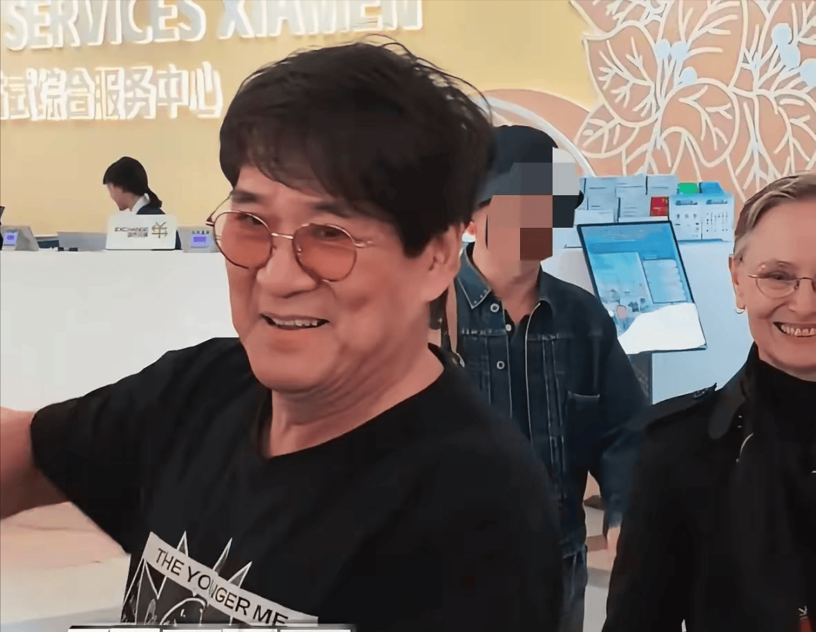 周华健带国外老婆回潮汕！一家3口同框祭祖，65岁妻子满头银发，与当地老乡互动好欢乐！