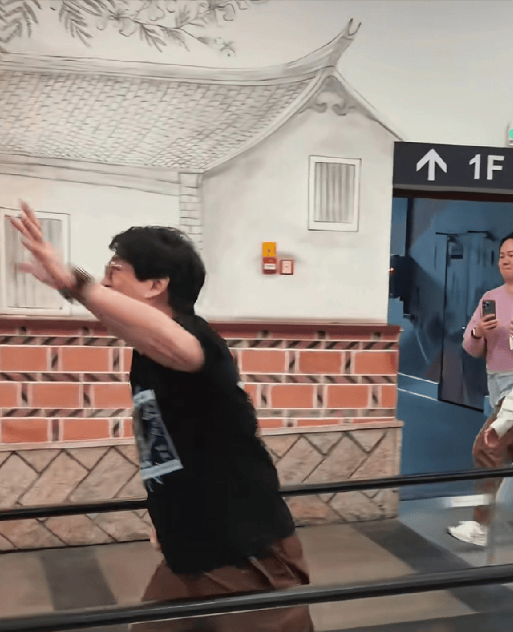 周华健带国外老婆回潮汕！一家3口同框祭祖，65岁妻子满头银发，与当地老乡互动好欢乐！