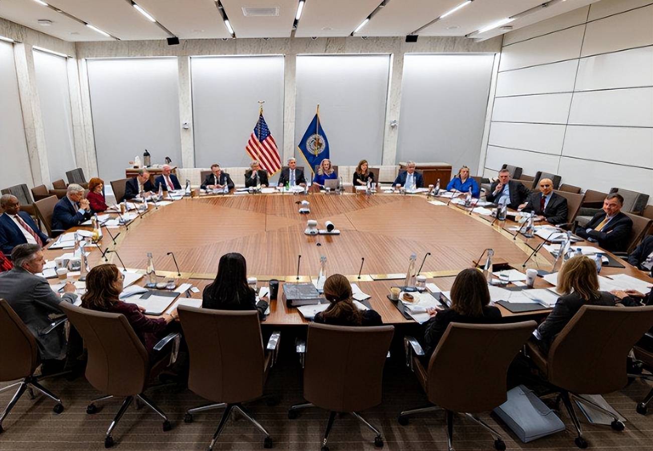 特朗普“忠犬”上位，美联储的时代落幕，人民币苦等的时机来了