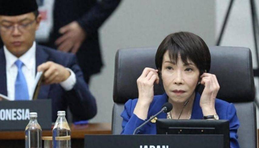 不官宣不军演,大批解放军军舰暗中集结东亚,让高市早苗越看越慌!外交部回应措辞不简单