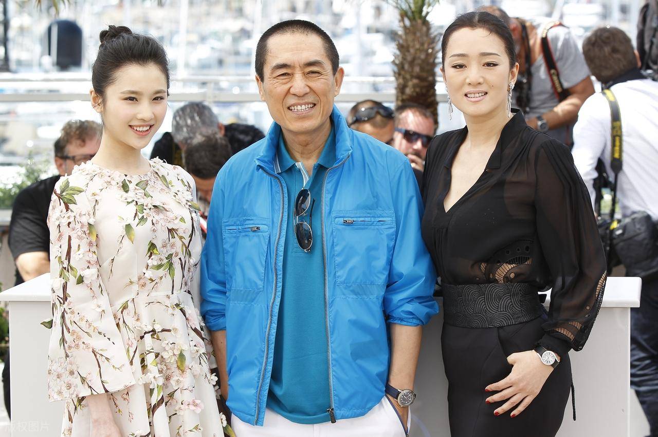 巩俐陪马克龙夫妇吃烤鸭，穿黑衣扎丸子头气场强，快六十岁还很美