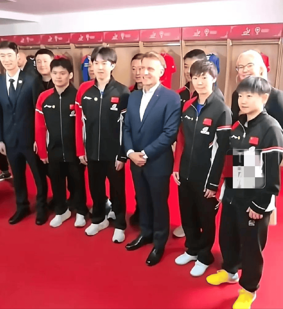 巩俐陪马克龙夫妇吃烤鸭!穿黑衣扎丸子头气场强,没戴华丽首饰很低调,曾多次跟随马克龙访华