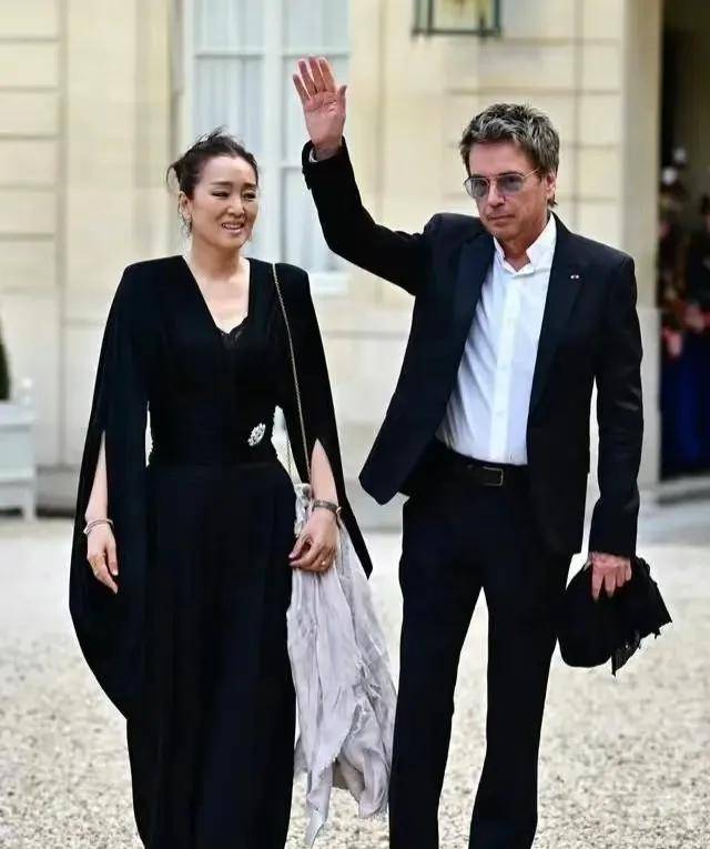 巩俐陪马克龙夫妇吃烤鸭!穿黑衣扎丸子头气场强,没戴华丽首饰很低调,曾多次跟随马克龙访华
