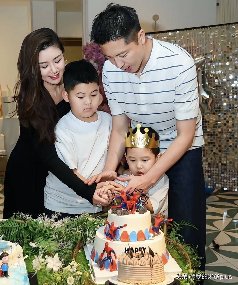 王雷小儿子4岁生日,李小萌露肩装女人味十足,弟弟比哥哥颜值高