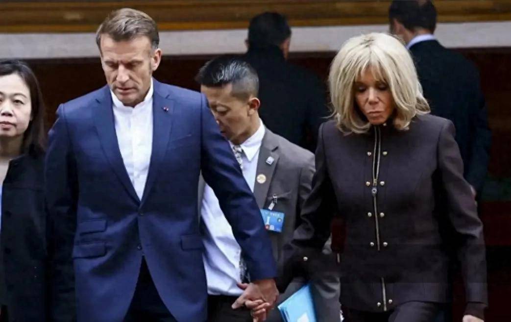 巩俐陪马克龙夫妇吃烤鸭!穿黑衣扎丸子头气场强,没戴华丽首饰很低调,曾多次跟随马克龙访华