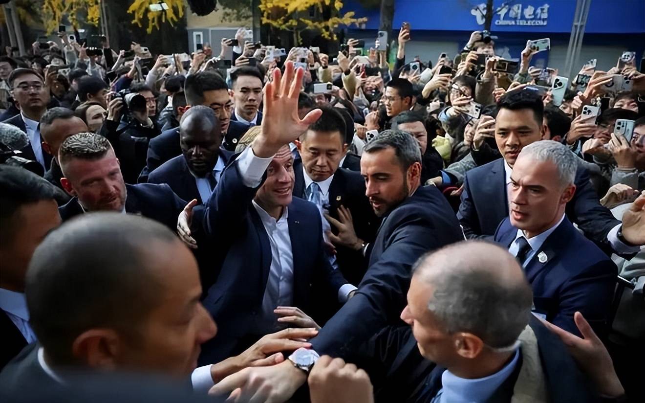 巩俐陪马克龙夫妇吃烤鸭!穿黑衣扎丸子头气场强,没戴华丽首饰很低调,曾多次跟随马克龙访华