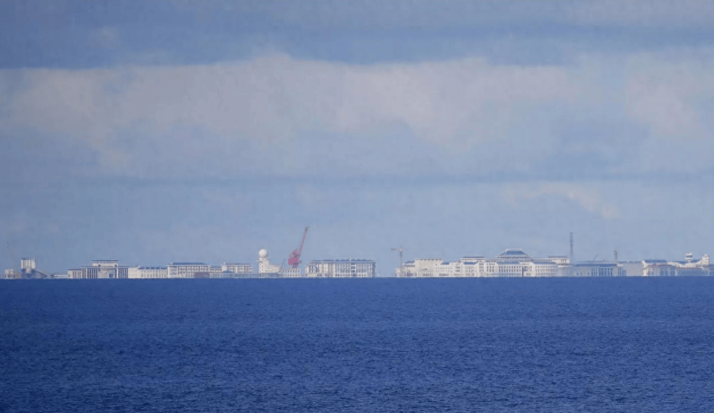 菲律宾军机抵近渚碧礁，解放军向其发射三枚照明弹作为警告，菲军无奈转向离开！