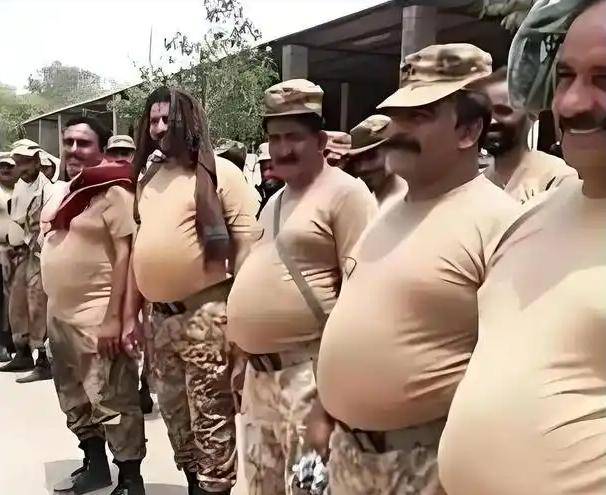 当兵前瘦得像“竹竿”，退伍时衣服包不住肥肉？印度士兵吃了啥？