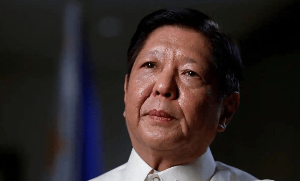 菲律宾军机抵近渚碧礁，解放军向其发射三枚照明弹作为警告，菲军无奈转向离开！