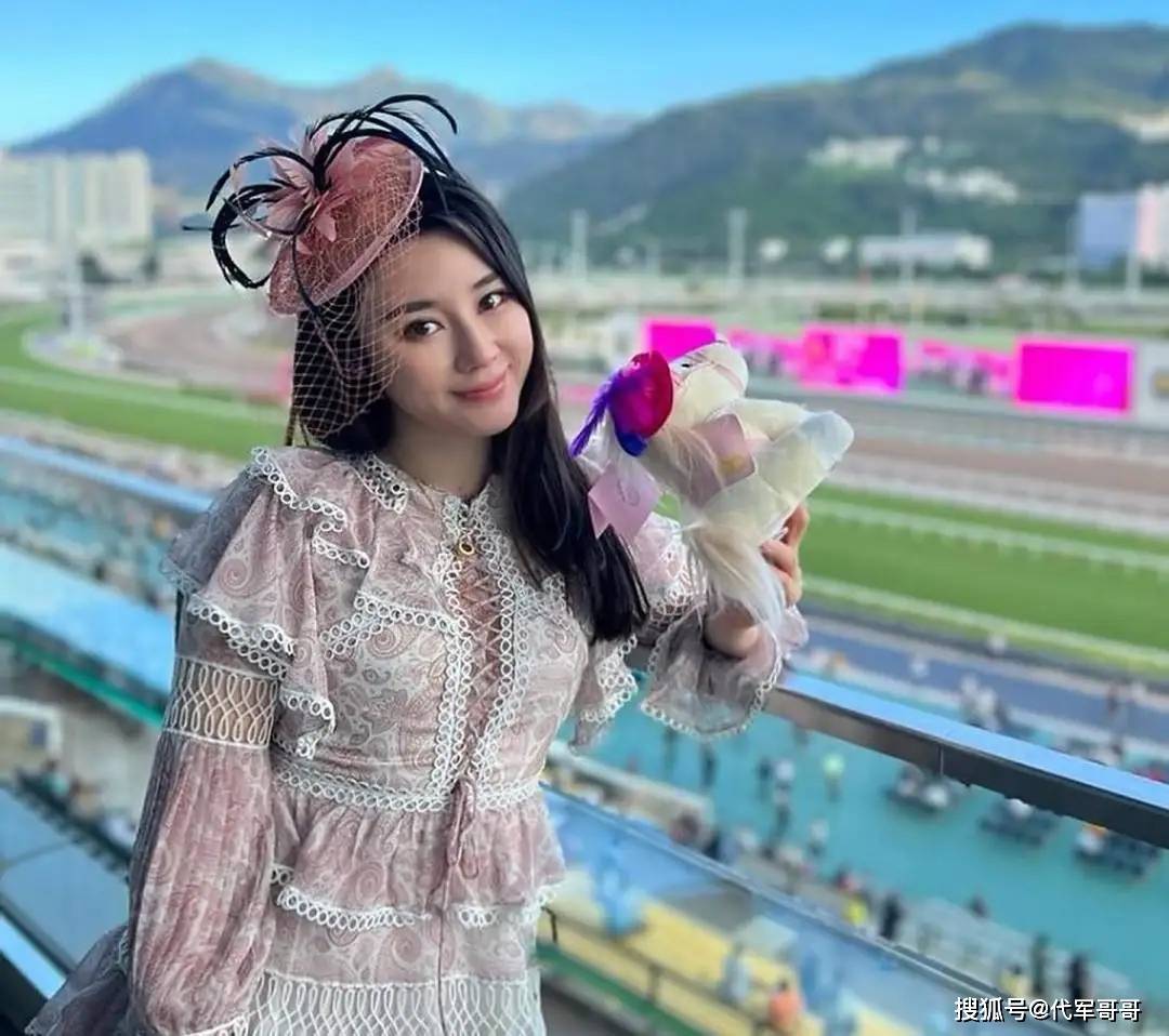 她被称为“翻版张柏芝”,5年前被男友划伤面部,如今改名直播带货还房贷