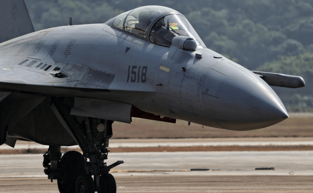 歼15在148公里外锁定F-15J,日方惊得合不拢嘴,解放军其实还留了一手!