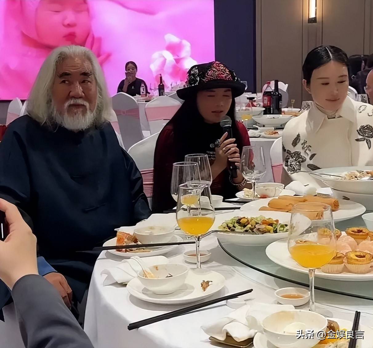 张纪中寺庙散步，肚溜圆眼呆滞，杜星霖瘦脱相，满脸嫌弃走在后面