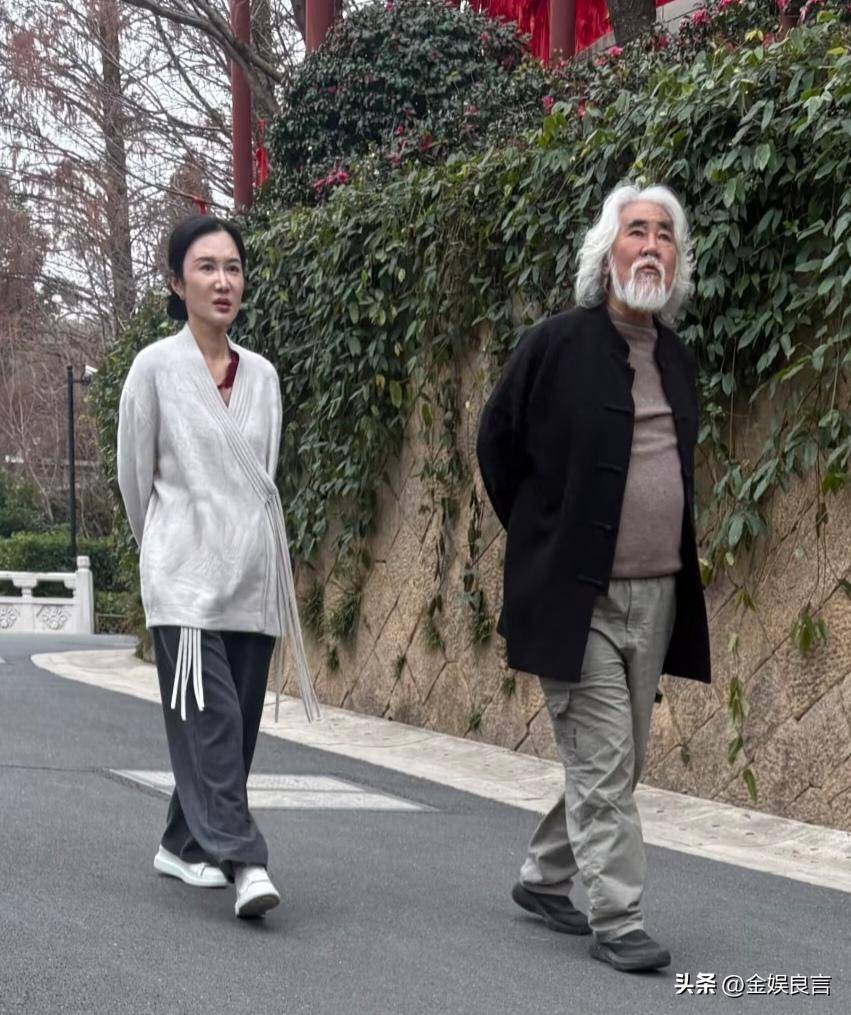 张纪中寺庙散步，肚溜圆眼呆滞，杜星霖瘦脱相，满脸嫌弃走在后面