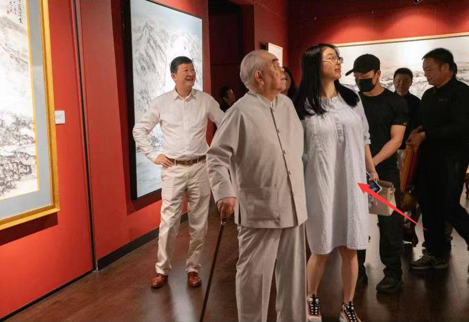 87岁范曾官宣得子,与女儿断绝关系,37岁妻子徐萌孕肚照曝光