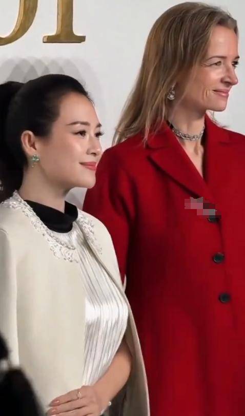 章子怡没想到，迪奥这次妖艳四射的自己，竟败给全裹出镜的郑钦文