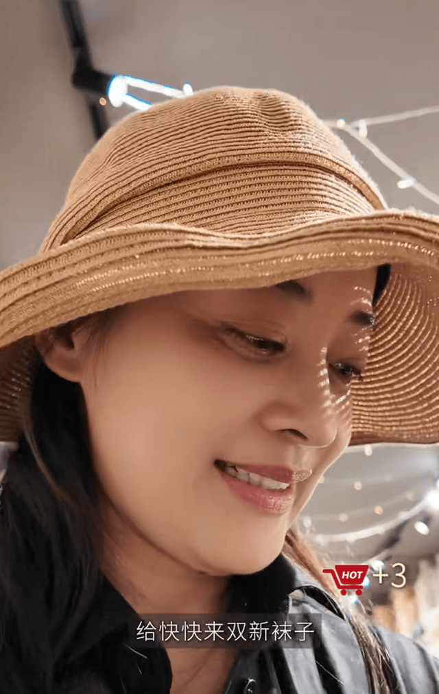 梅婷一家6口国外度假，亲哥露面在大学当老师，嫂子比梅婷还年轻