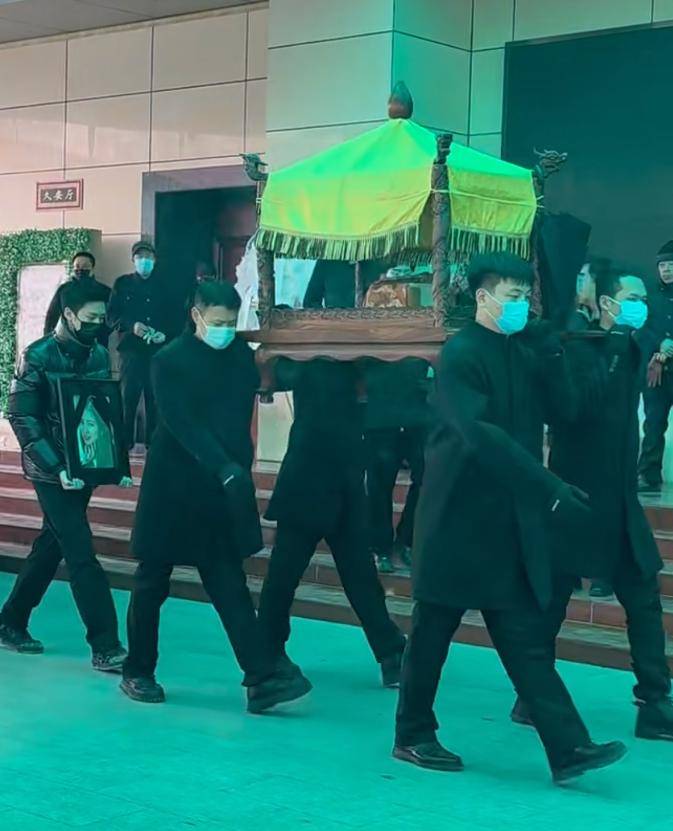 何晴葬礼举行!儿子手捧骨灰,遗像曝光惹泪目,廖京生现身送别