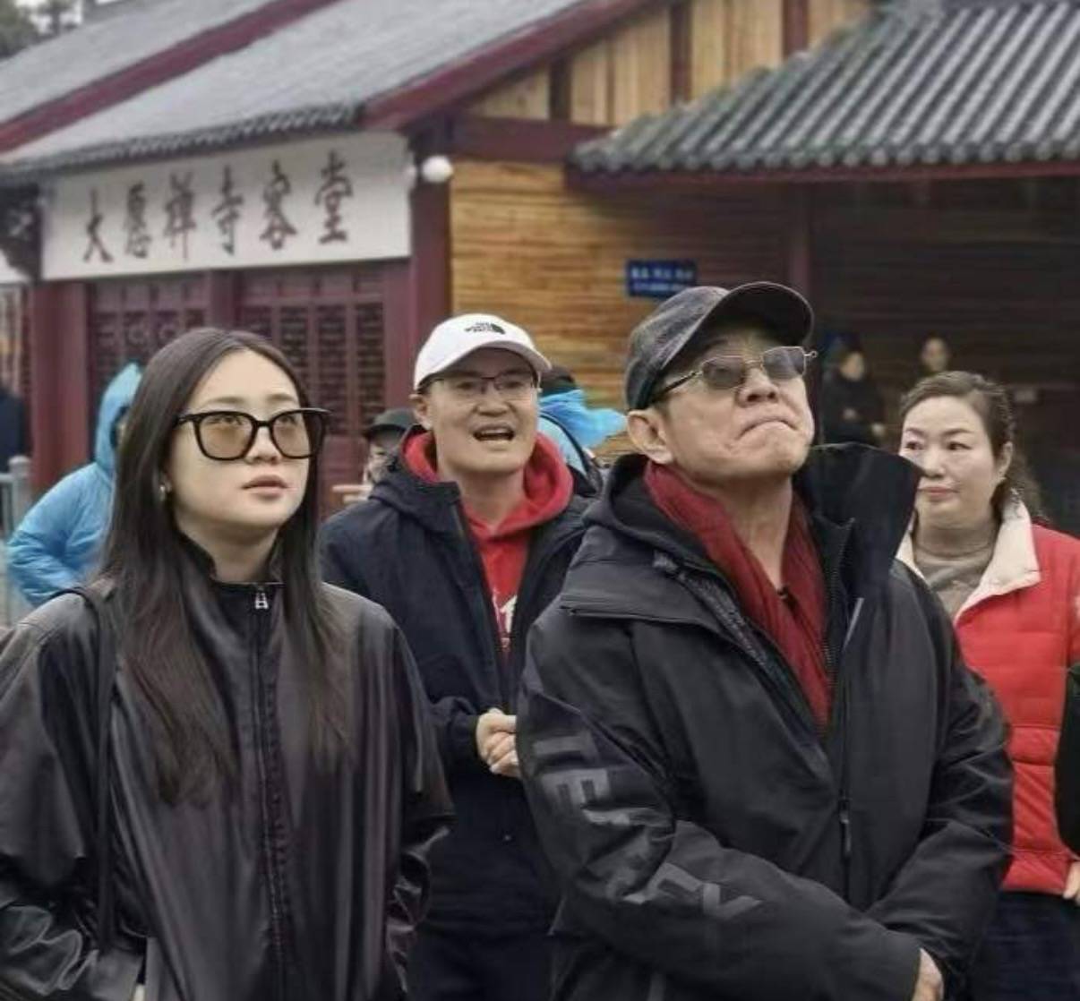 李连杰在九华山祈福,素颜沧桑却满脸祥和,与女儿在佛像前合照