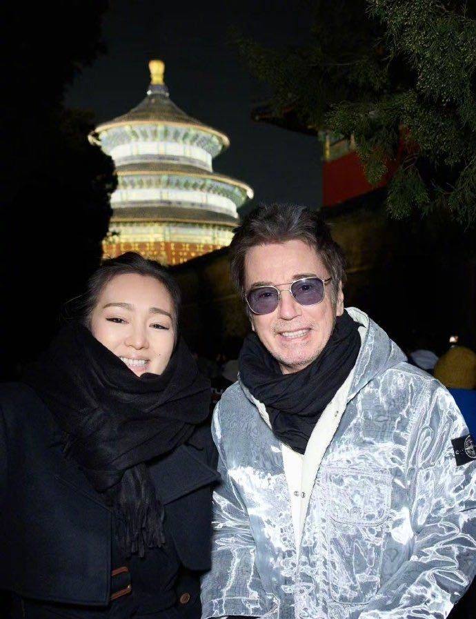 60岁的巩俐，77岁的法国老公，把北京初雪的浪漫，真的玩明白了