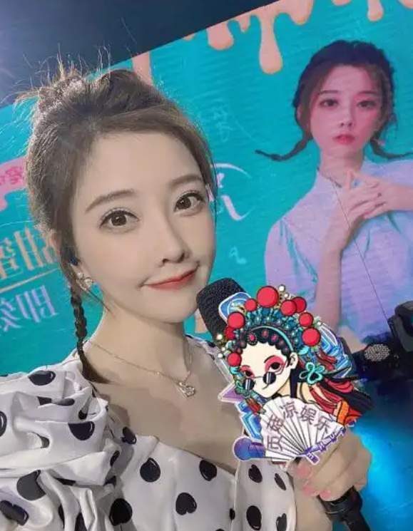 冯提莫直播间被封？换装寓意重生遭擦边误读，曾自曝被网友气出癌