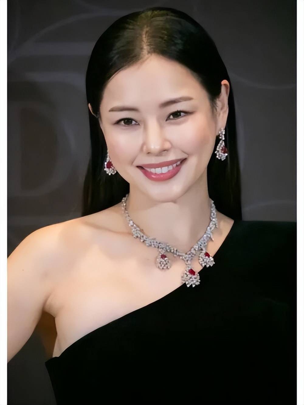 李荷妮的泳装性感写真美爆了!珠圆玉润魔鬼身材太性感