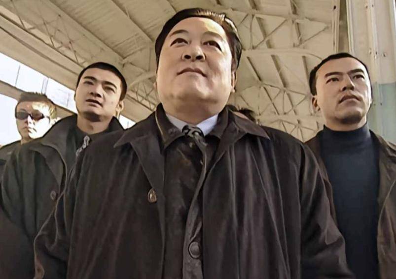 63岁刘斌在北京聚会烟不离手，63岁丛珊也出镜，依然很优雅