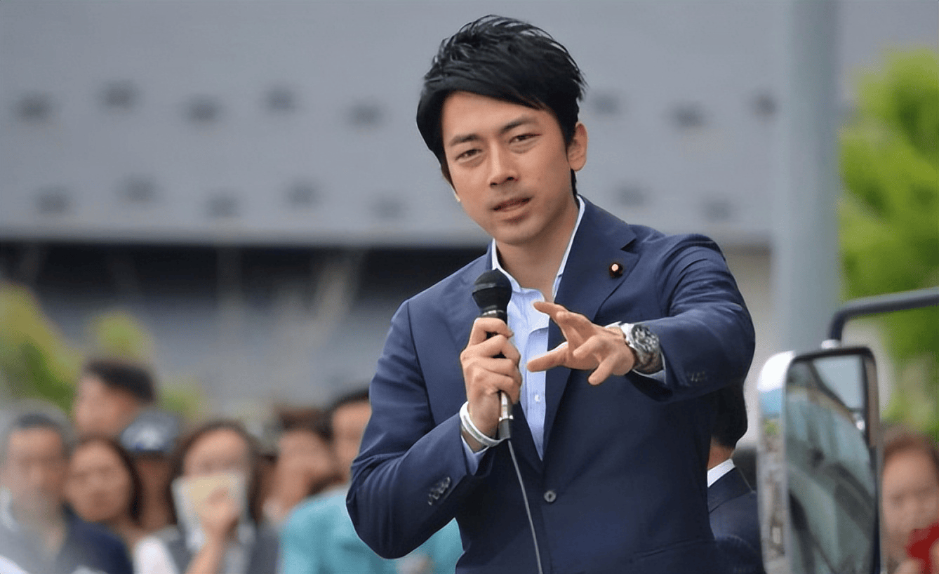 一副破旧手套,4个中文大字,日本妄想逆风翻盘,中国:别演了