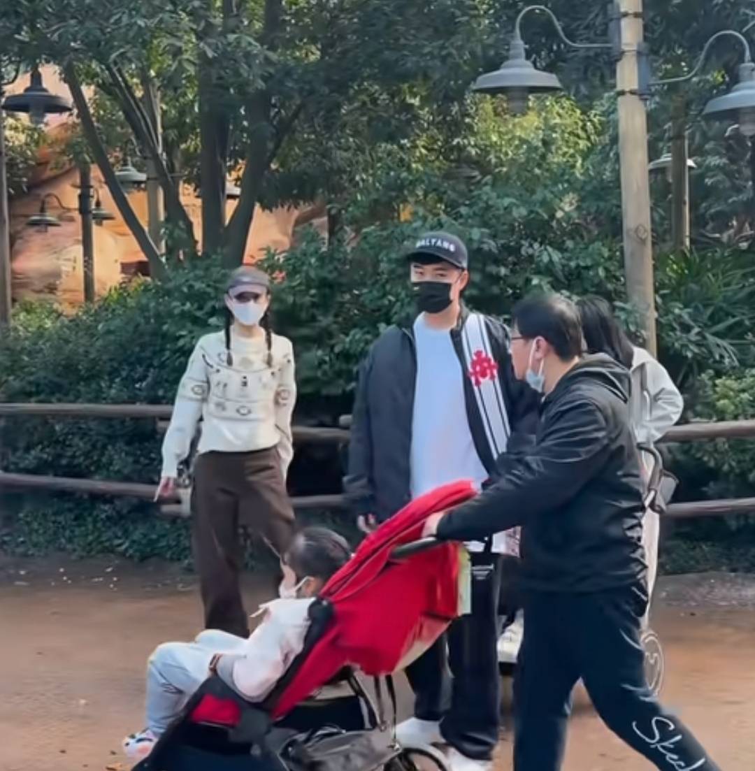 陈赫带俩女儿游迪士尼，老婆张子萱41岁还扮少女，牵陈赫手撒娇
