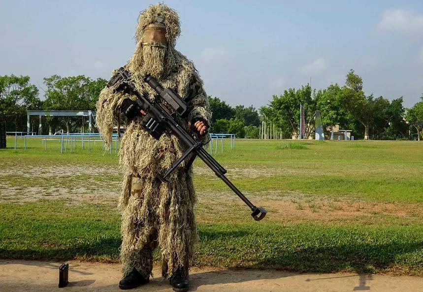 柬埔寨狙击手展示中国10式大狙！还有哪些武器是中国造？