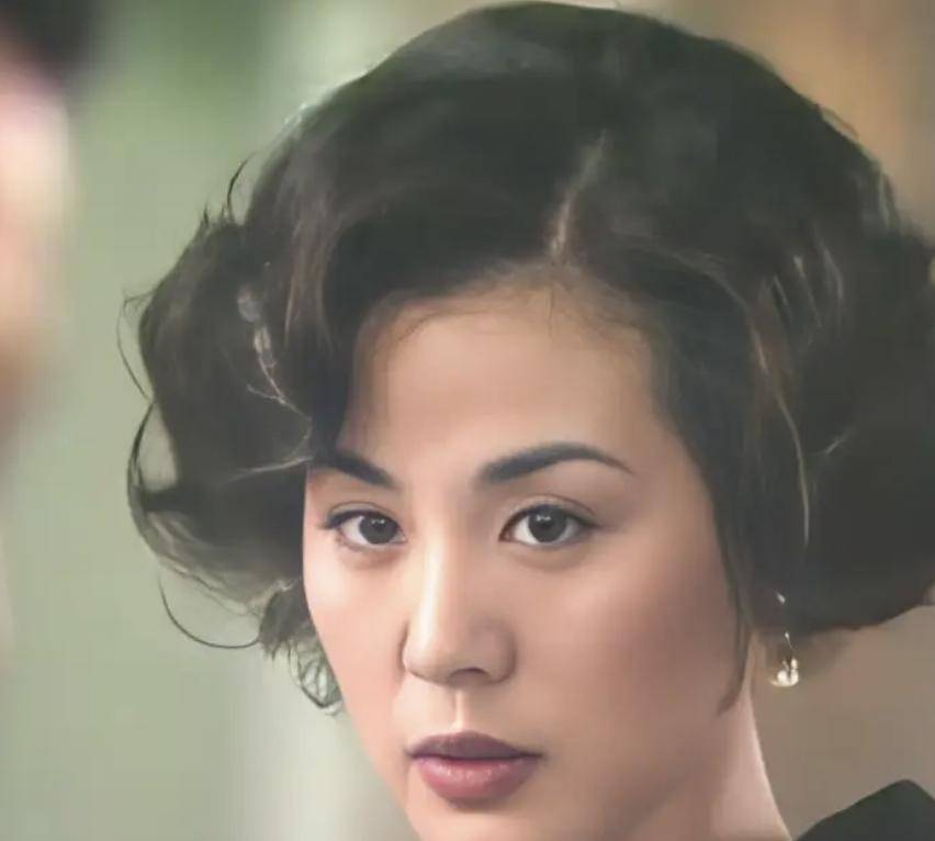 63岁刘斌在北京聚会烟不离手，63岁丛珊也出镜，依然很优雅