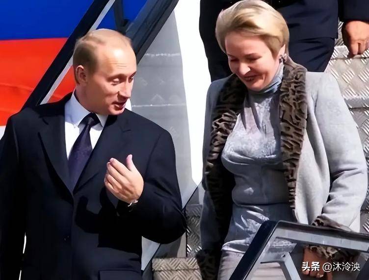 英雄难过美人关？普京承认新恋情，镜头前的一个举动更引全球热议
