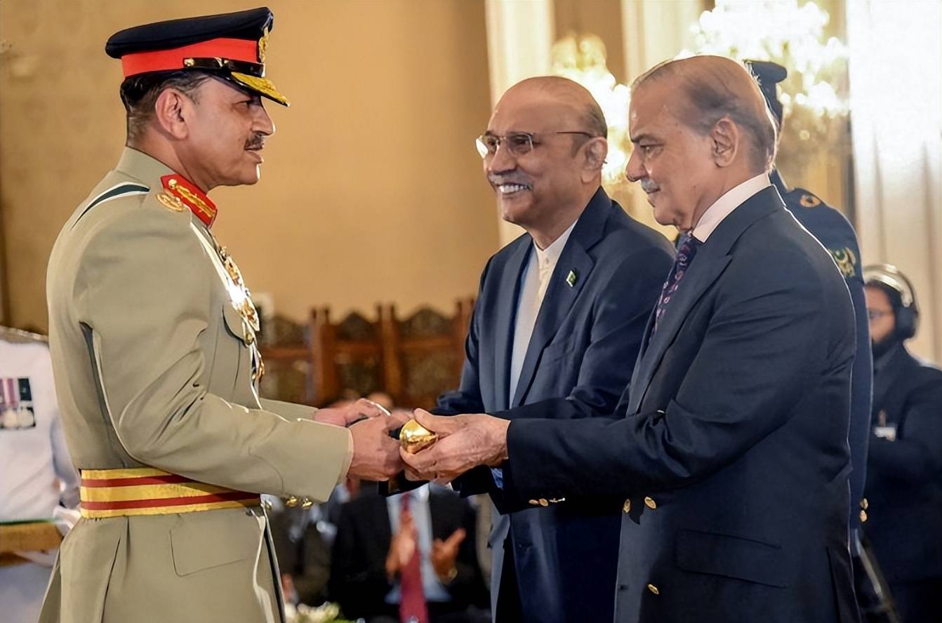 穆沙拉夫前车之鉴犹在，巴铁核武元帅面对特朗普施压，谨慎权衡利弊