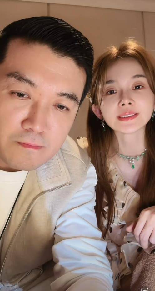 赵樱子直播回应和杨子恋情,杨子直言:我们俩认识10年了,男未婚女未嫁