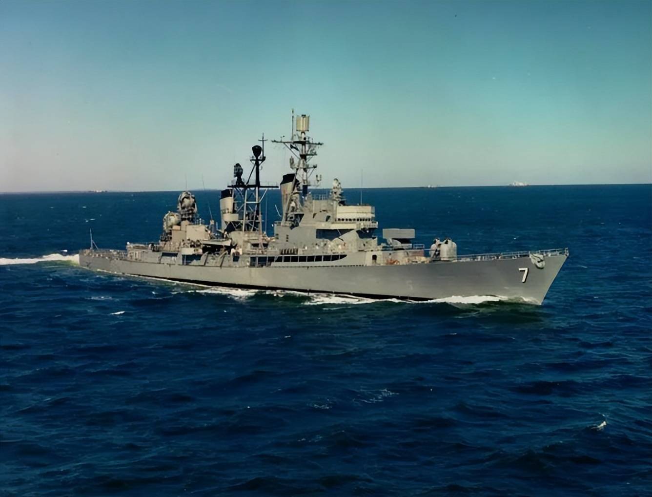 委内瑞拉油轮刚出海，中国军舰紧随其后，对外释放信号强烈