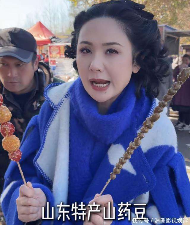 郭晓冬老婆赶山东大集，穿3万大衣买3块钱糖葫芦，像刚进城