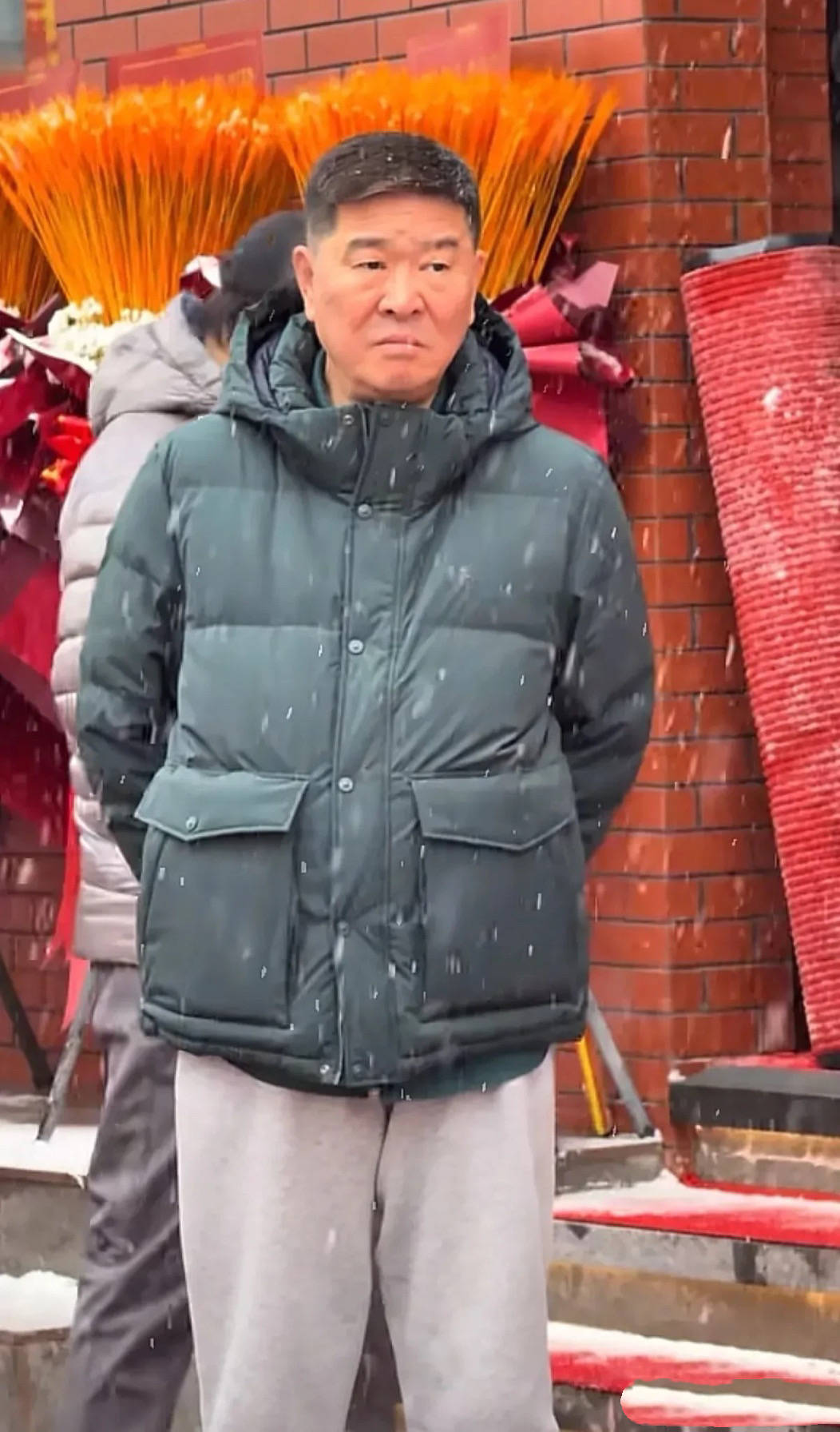 59岁邹德江好落魄，顶着大雪给小饭店站台，曾把赵本山徒弟赶下台